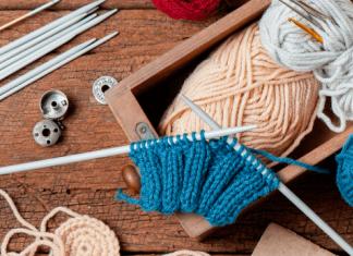 How to knit a hat with knitting needles?